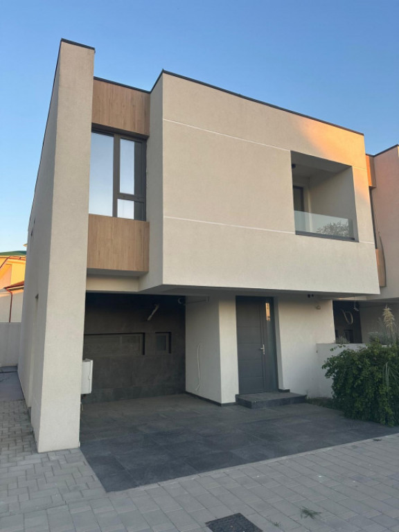 Vila deosebita de vanzare - zona Mamaia Nord pe malul laculu