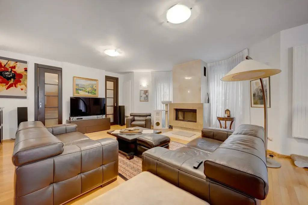 Vila de Lux perfecta pentru o familie / sediu de firma in...