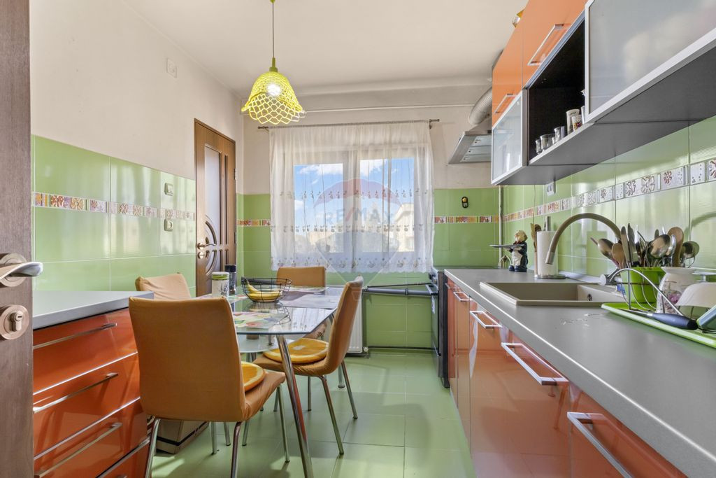 Apartament cu 5 camere decomandat de vanzare in Micalaca,...