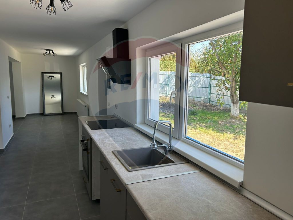 Casă renovată cu 4 camere în Urechești