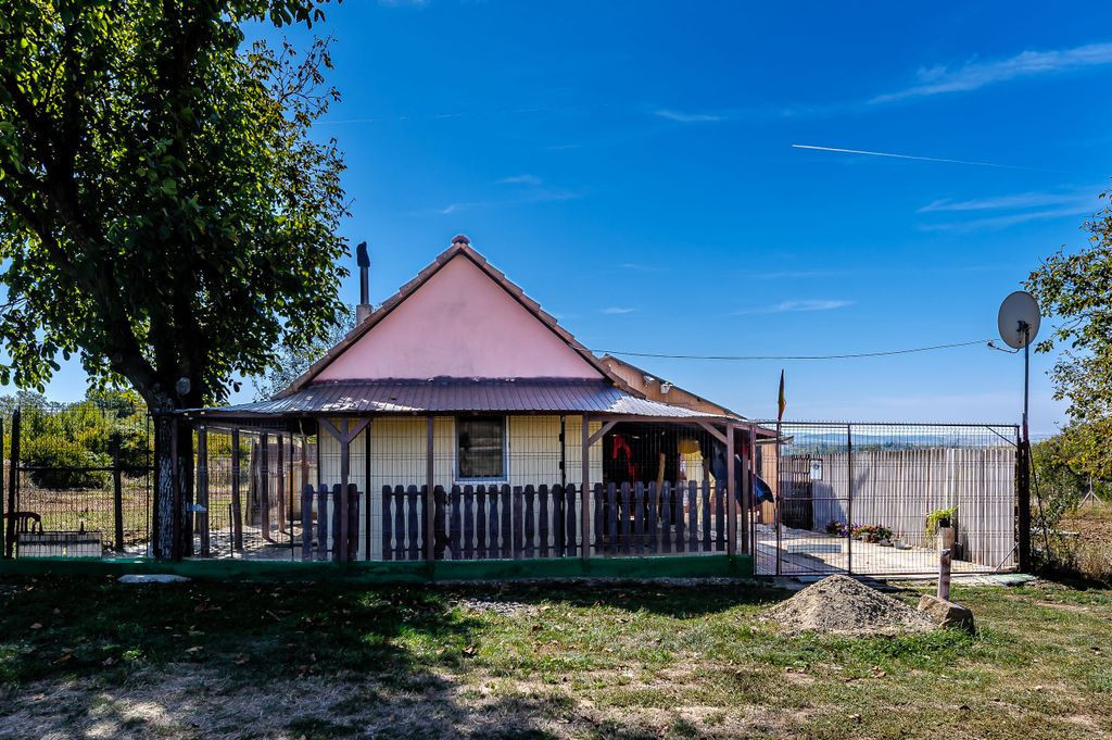 Casă cu teren generos și priveliște panoramică – Li...