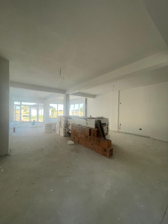 Spatiu comercial cu toate utilitatile\zoa buna/3 locuri parcare