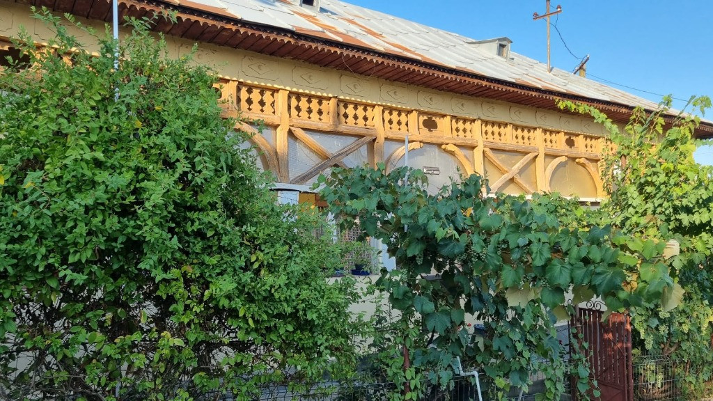 Casa Teslui Sau schimb cu apartament 2 camere Slatina plus diferenta