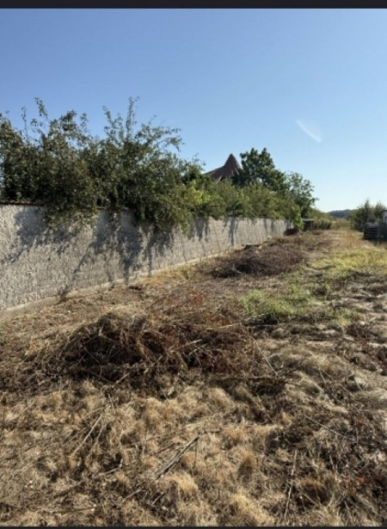 Teren de vanzare in Potigrafu, deschidere 9ml, 2500mp, 40.000euro