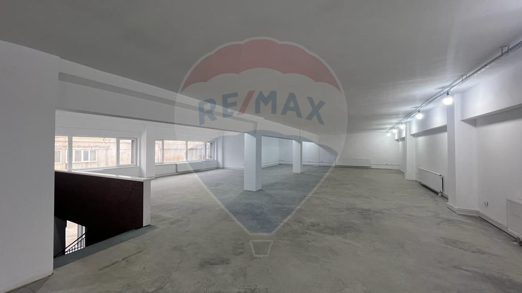 Spatiu comercial de 990mp de inchiriat