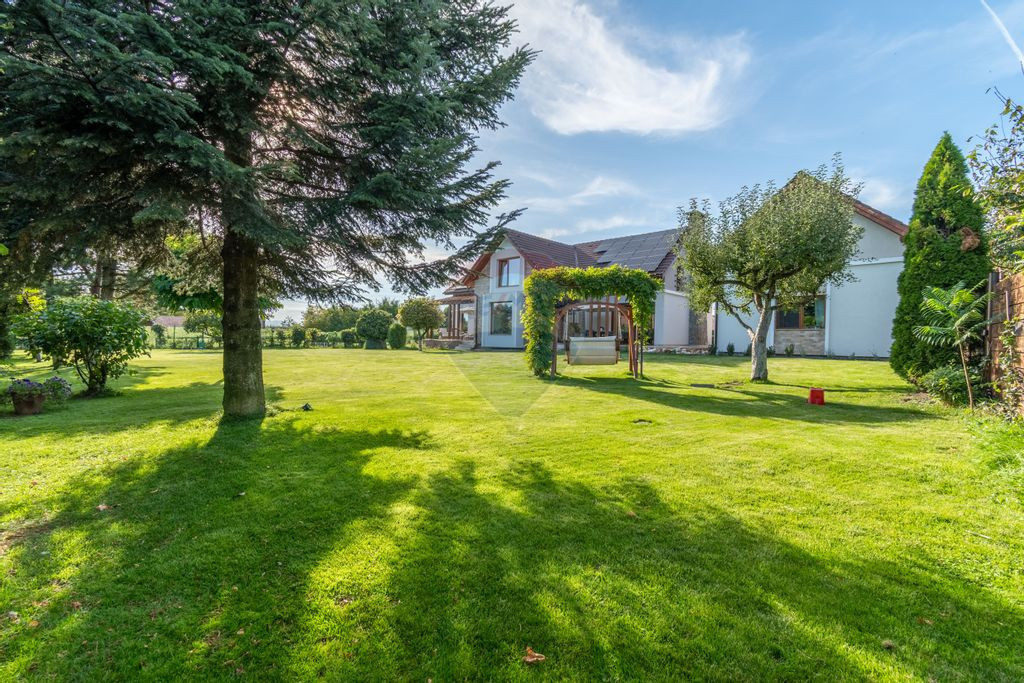 Proprietate exclusivista de vanzare: 2 case | 9 camere | ...