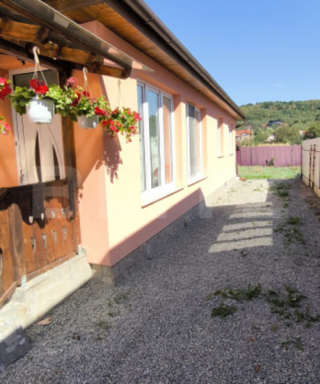 Casa cu 3 camere și teren în suprafață de 2000 mp