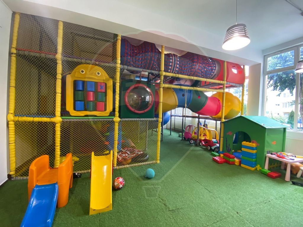 Închiriez loc de joacă + sală evenimente, spațiu vers...