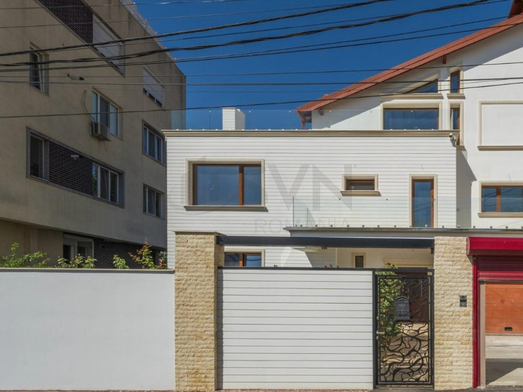 Vila spatioasa cu 6 camere si mansarda