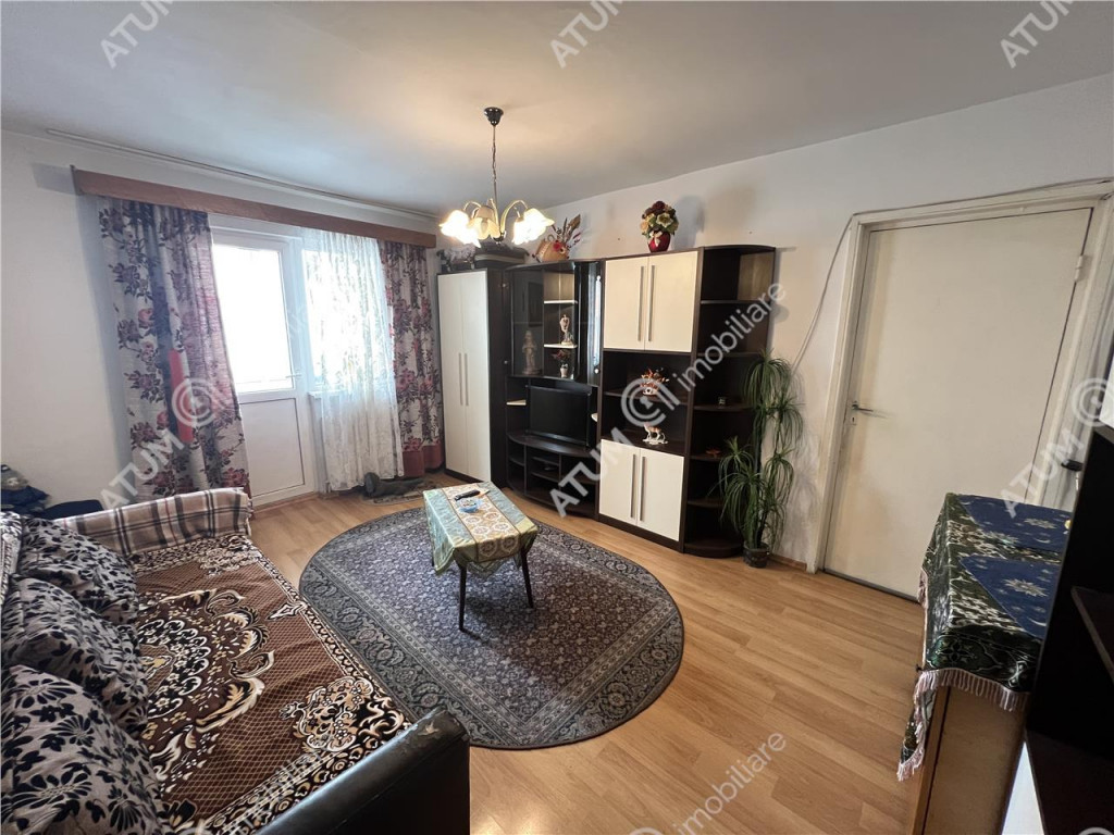 Apartament 3 camere balcon pivnita zona Vasile Aaron din Sib