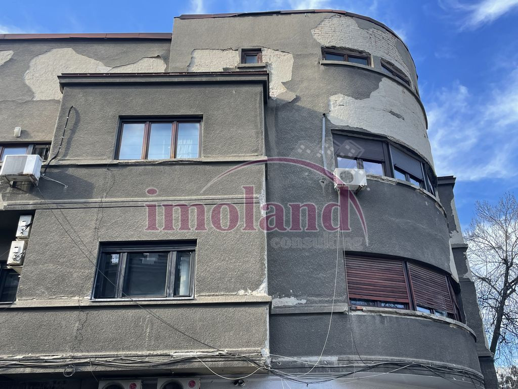 De vânzare – Apartament deosebit în clădire interbel...