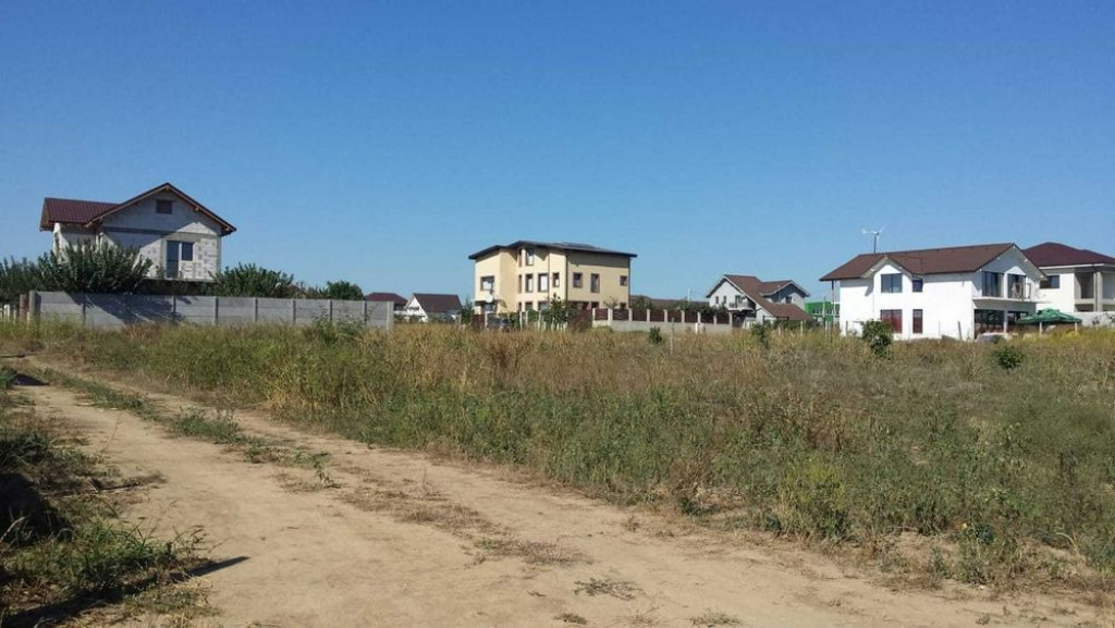 Teren de vanzare in Lazu