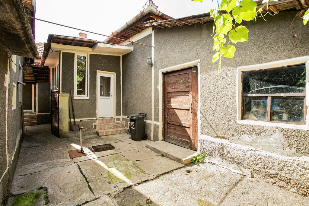 Casă cu potențial de renovat situată la doar 20 de min...