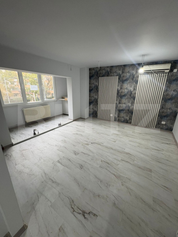 Apartament cu 3 camere, modern renovat, etaj 1 – zona inde