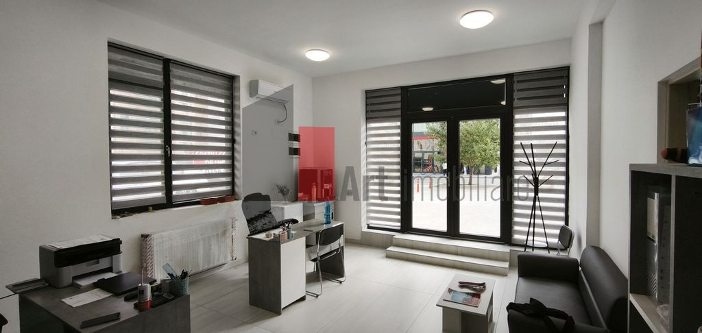 Spațiu ușor acomodabil pentru yoga, beauty salon, brase...