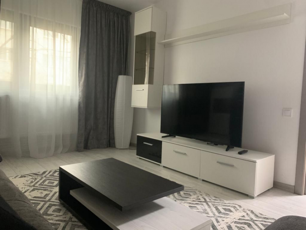 Apartament 3 camere de inchiriat - zona Casa de Cultura Cons