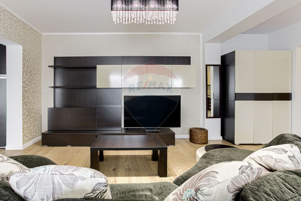 Apartament 3 camere + loc de parcare zona Subcetate