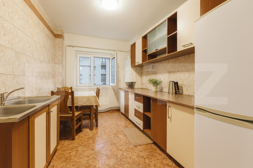 Apartament 3 camere, 2 bai, etaj 1, zona Mercur