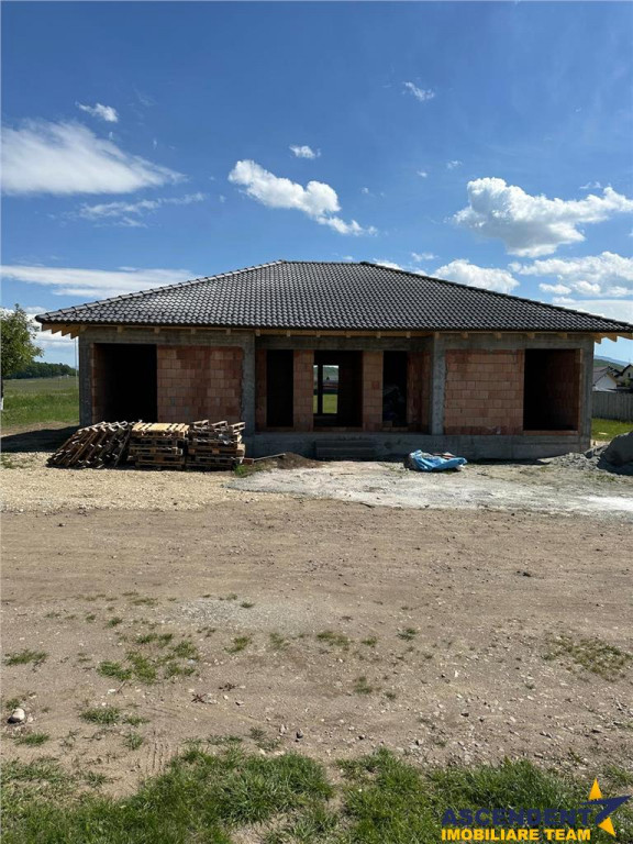 Casa la 15 minute de Brasov, DJ 112A, la rosu sau finalizata