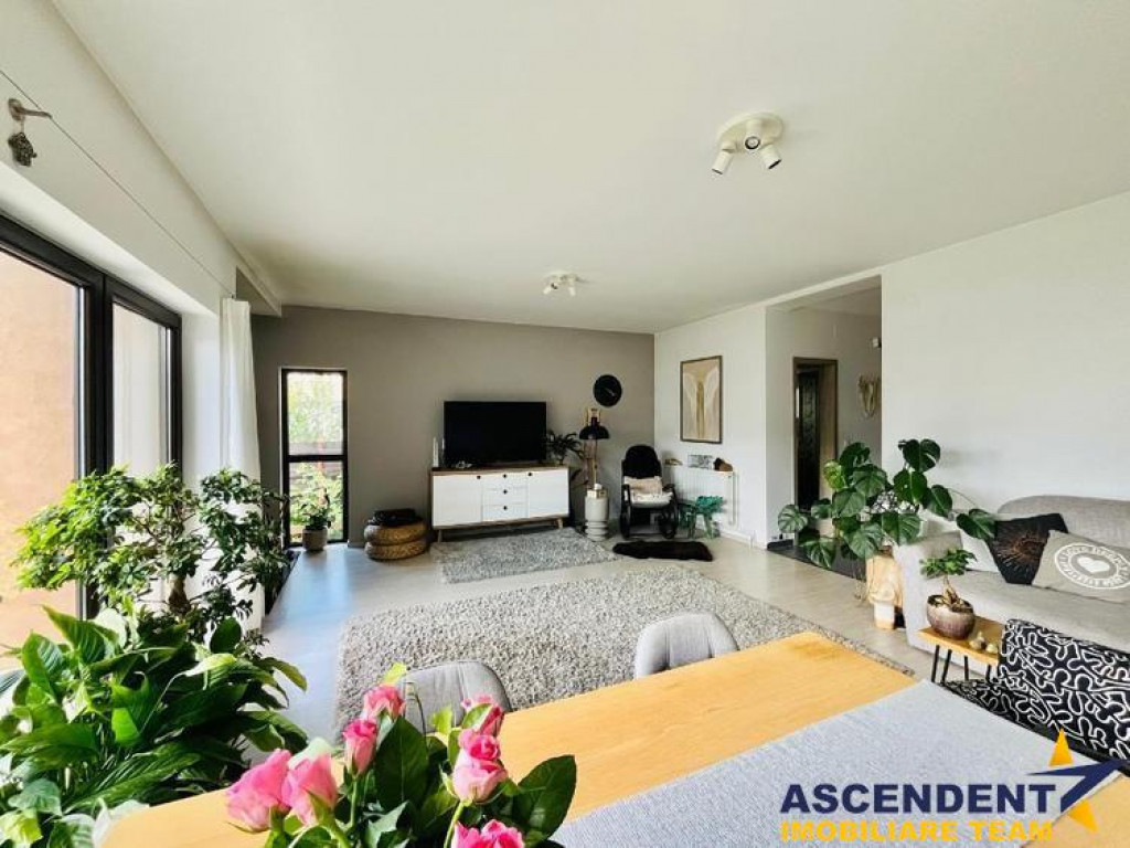 Casa cu living 25 mp,semineu,panouri fotovoltaice 3KW, centr