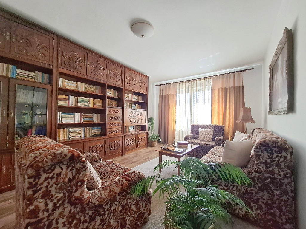 Apartament 3 camere, 82 mp, zona Cetate