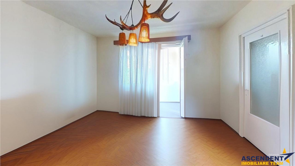 FILMTur 3D!Apartament decomandat, luminos,balcon inchis, pan