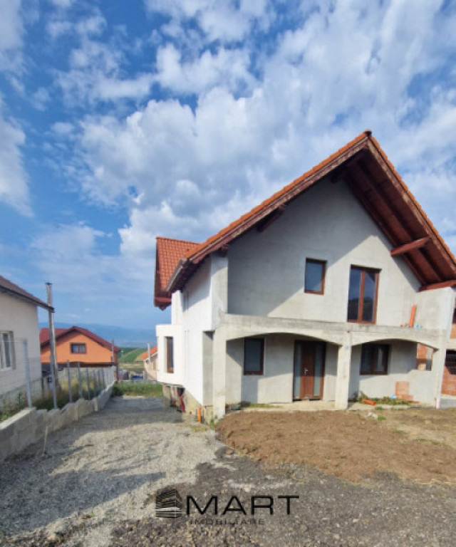 Casa la rosu in Sura Mare