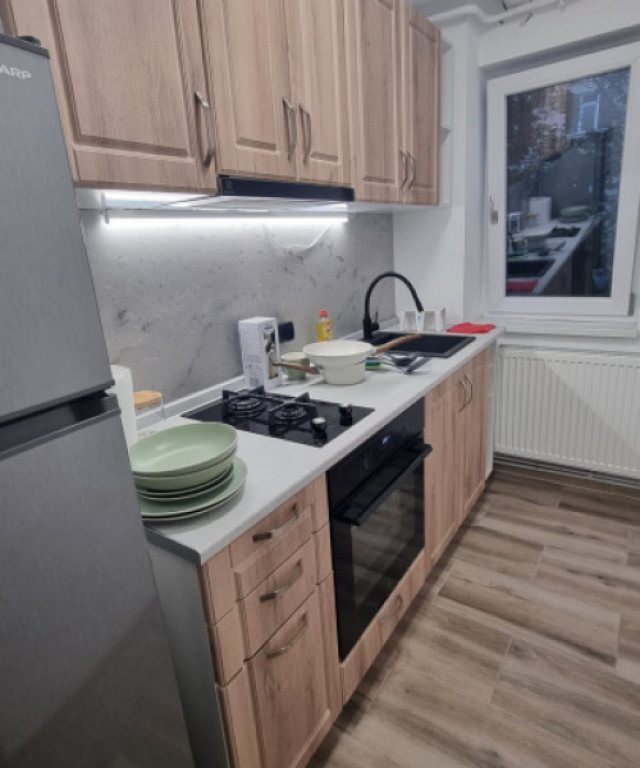 Apartament 2 camere semidecomandat, etaj 1 , zona Curtea de