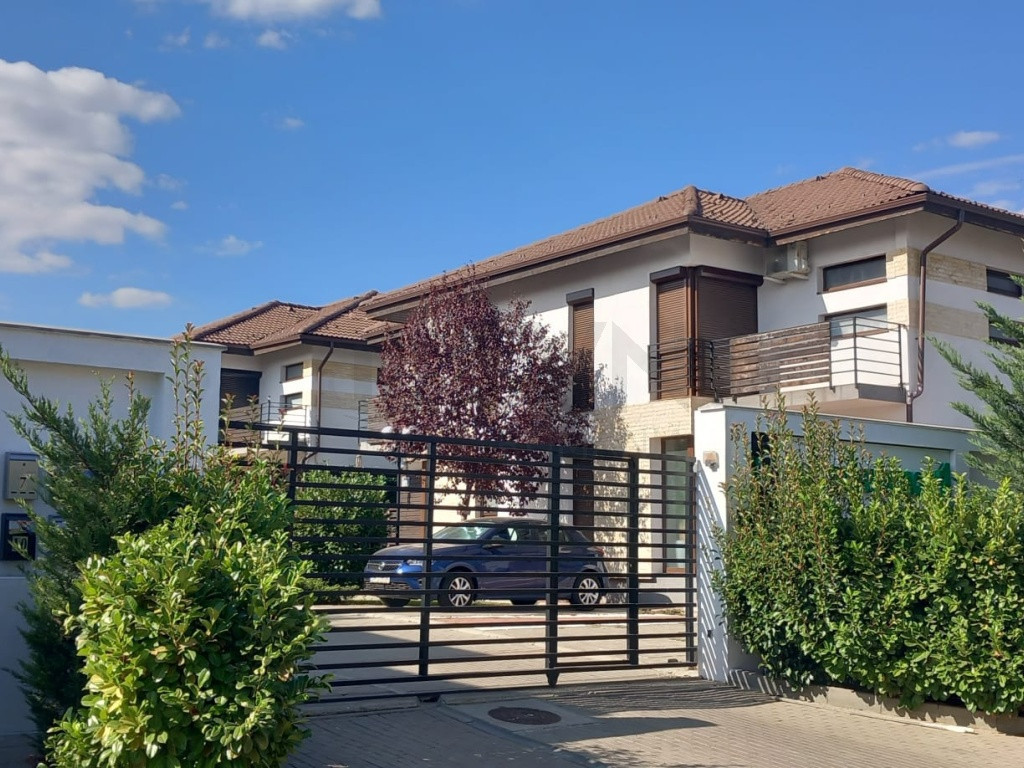 Vila deosebita cu Piscina Tunari