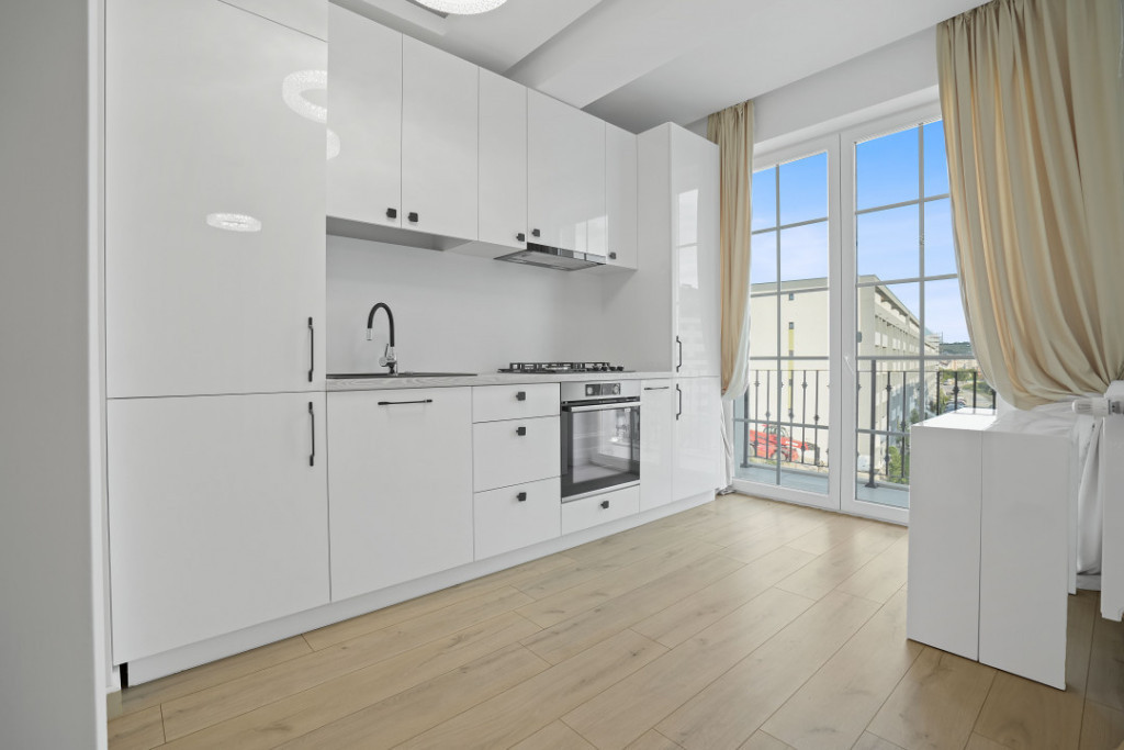 APARTAMENT 3 CAMERE DECOMANDAT,PRIMA CHIRIE MOBILAT, BLOC NO