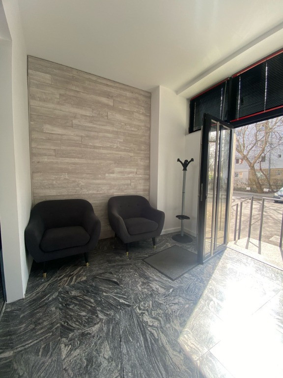 Spațiu comercial, renovat total, 2 băi, ideal cabinet/salon/showroom