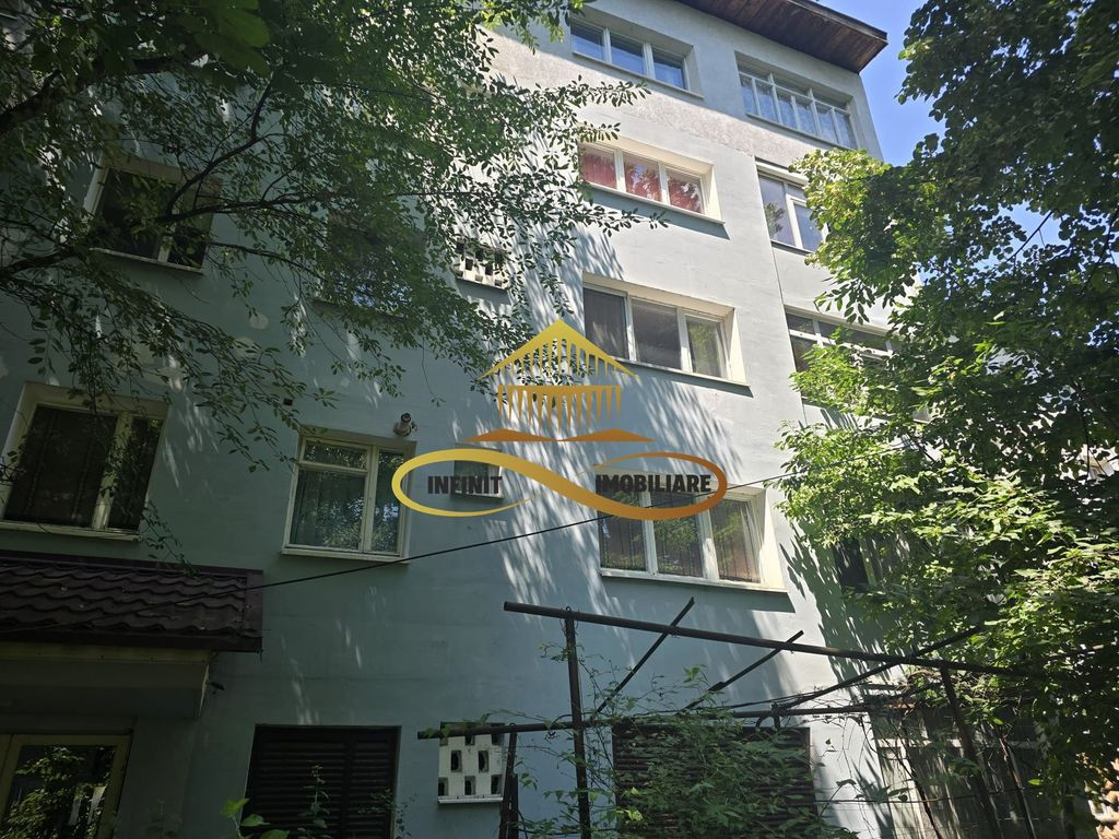 Apartament 3 camere de vanzare zona Piata Sud