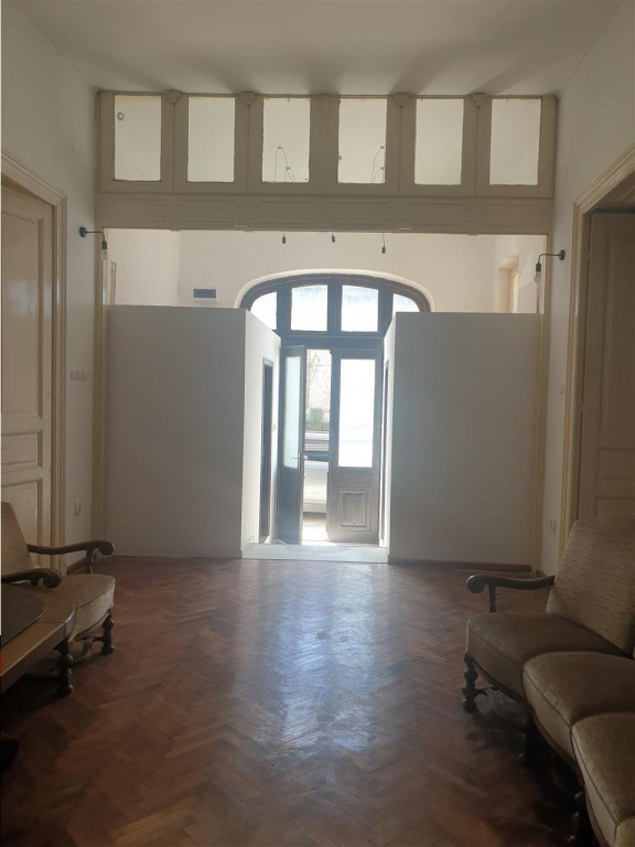 Casa cu etaj,teren 400 mp, pretabila : clinica, gradinita, b