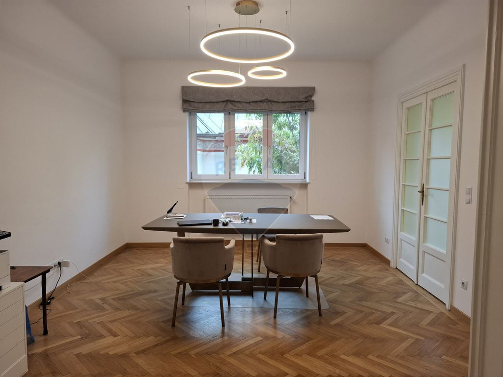 Ofer spre inchiriere apartament de 3 camere Universitate