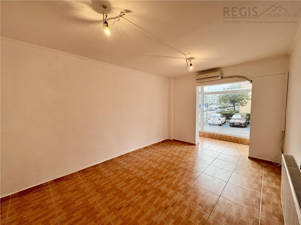 Spatiu comercial de inchiriat cu vitrina si