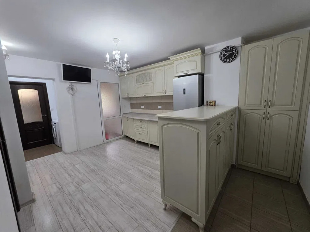 Apartament cu 3 Camere Decomandate etaj 2 - Zona George Enescu