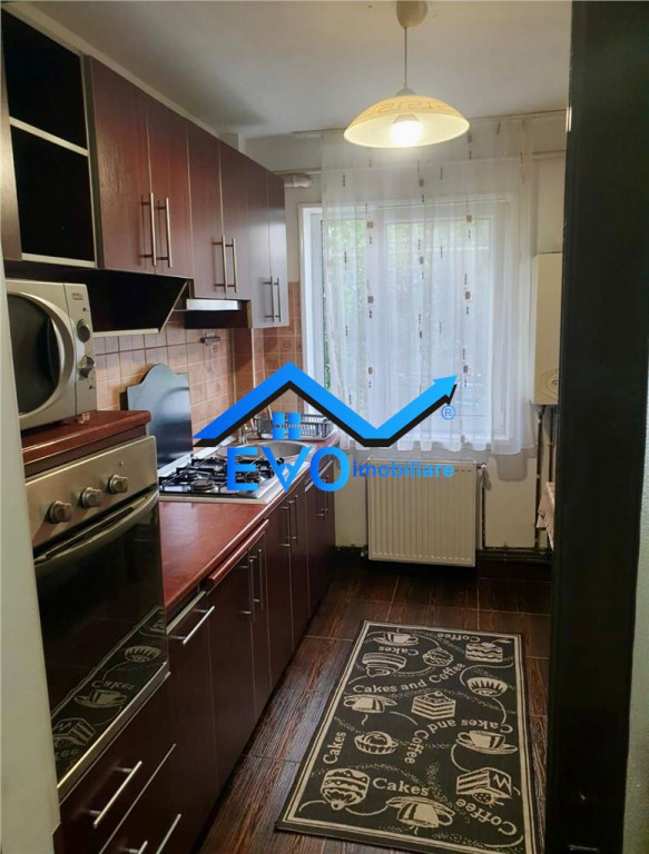 Apartament cu 2 camere, etajul 1, geam la baie, zona Podu Ro