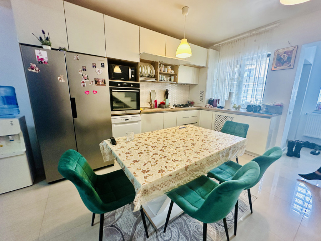 Casă superbă cu 3 camere și curte lângă școala Petru R