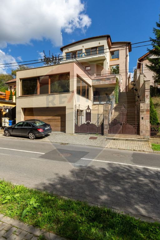 Casă spectaculoasă în Mediaș – reședința antrenor...