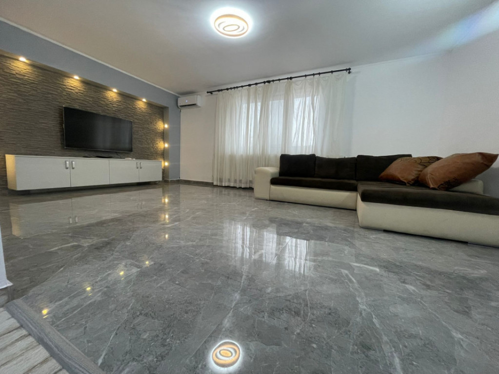 Casă situată în Târgu Jiu, strada Salcâmului