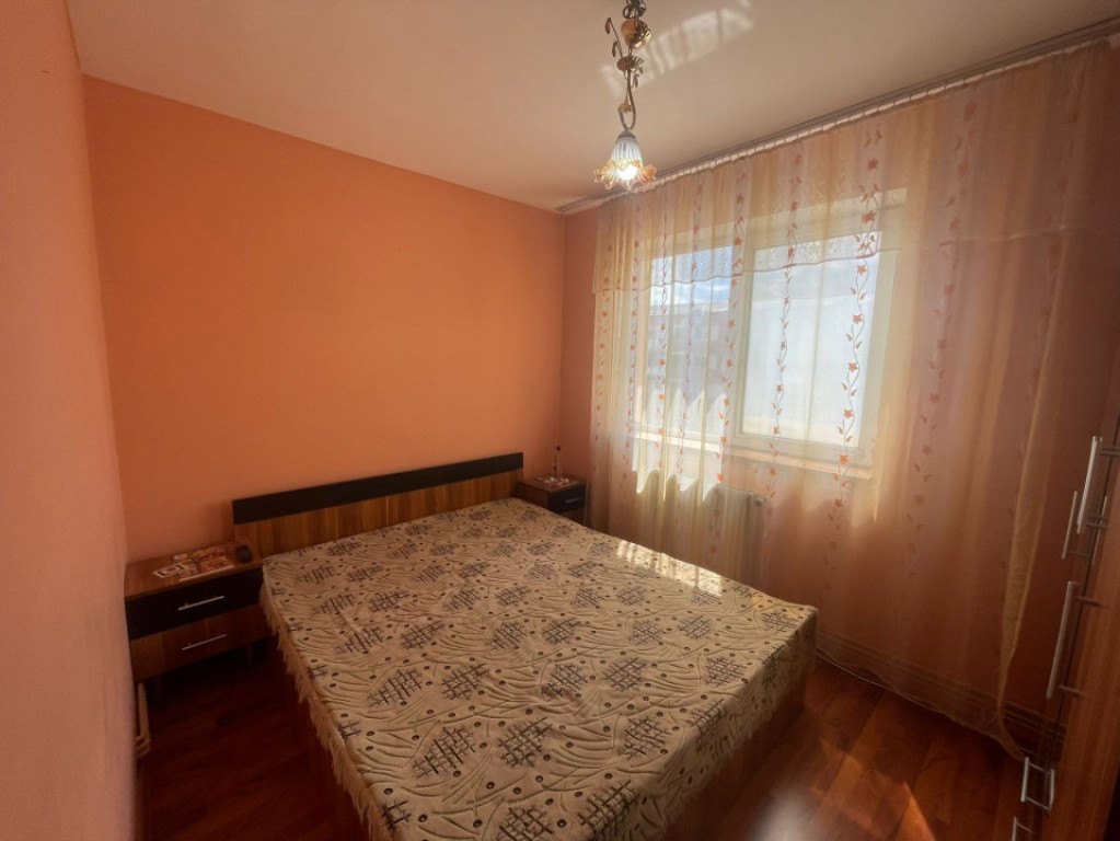 Apartament 3 camere, et. 3 - strada Slt. Ion Fota