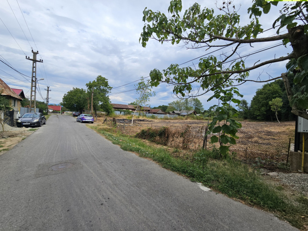 Vânzare teren intravilan situat în cartier Iezureni