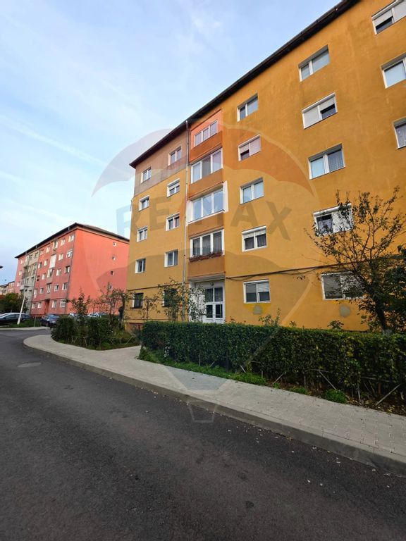 Apartament cu 3 camere de vânzare în zona Vitrometan