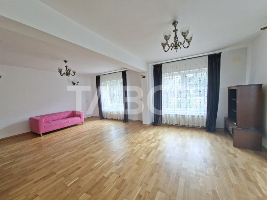 Casa individuala de inchiriat garaj pivnita curte generoasa