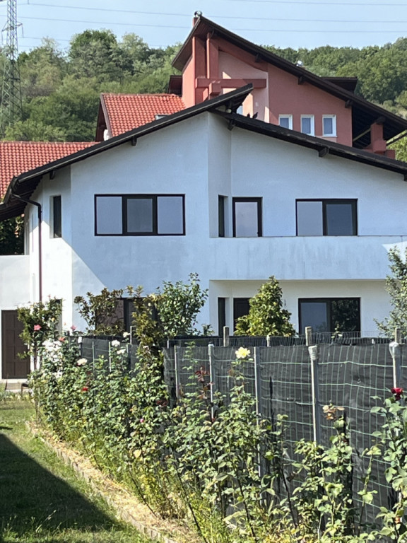 Vila 4 dormitoare Nord cartier de vile