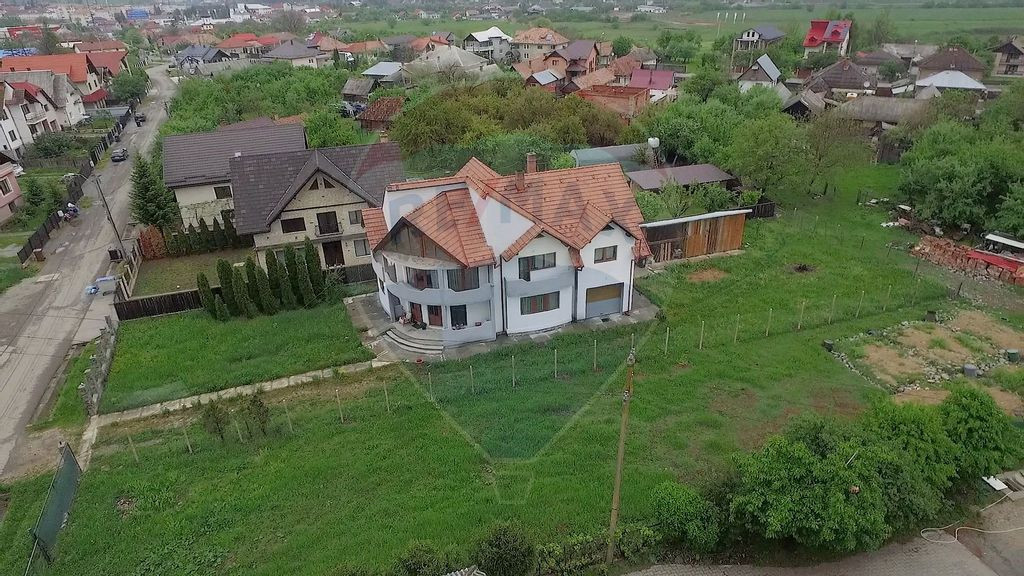 Casa de vanzare, 6 camere, Huedin, pretabilă pentru 2 pr...