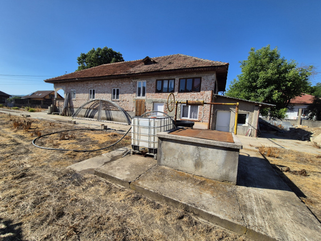 Casă cu teren impresionant în Târgu Jiu