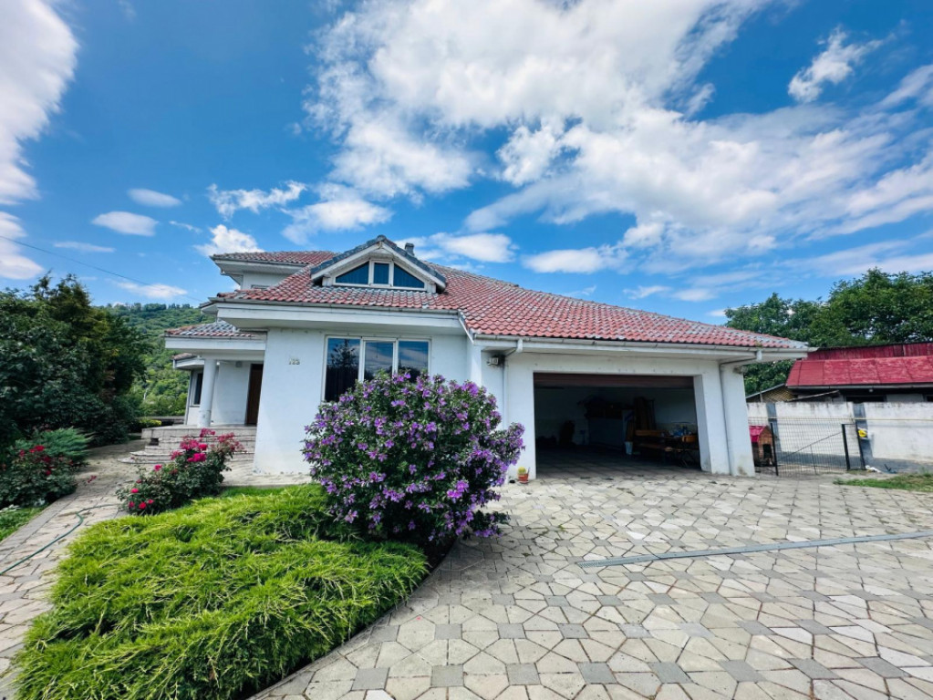 Casă de vânzare – 6 camere – Str. Dărmănești, Piatr