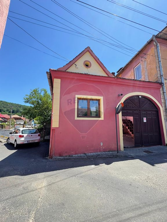 Casă cu 2 camere de vânzare în zona centrala