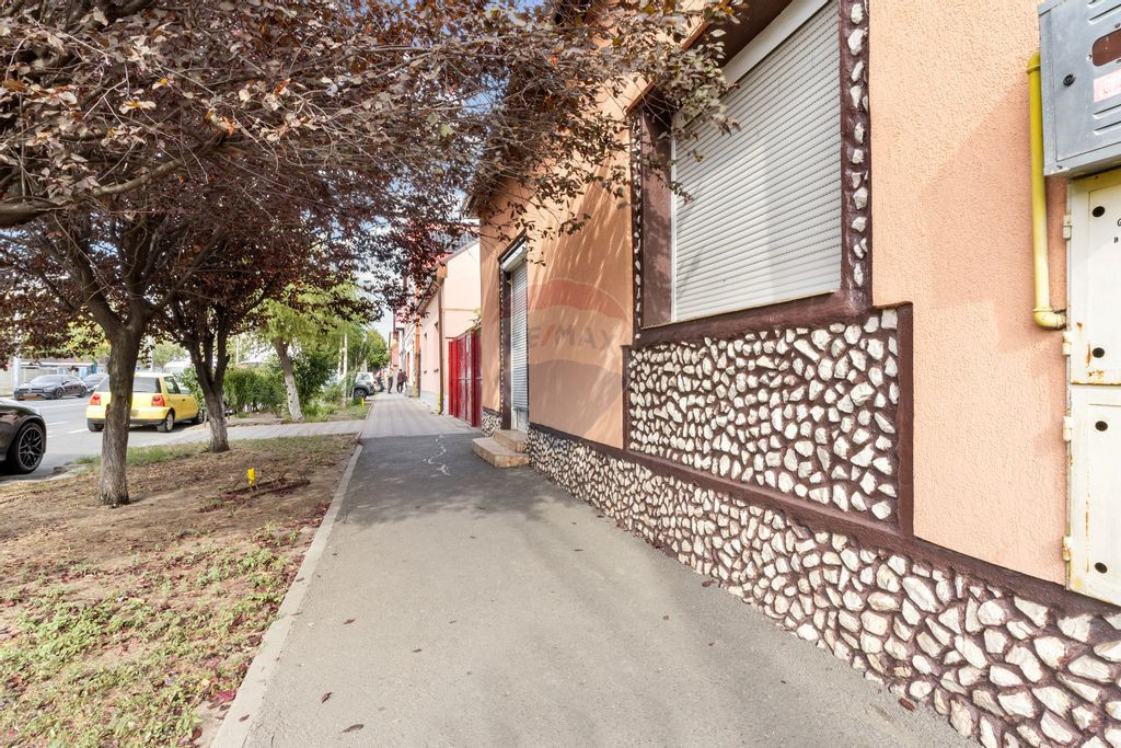 Imobil cu spatiu comercial stradal de vanzare in Arad